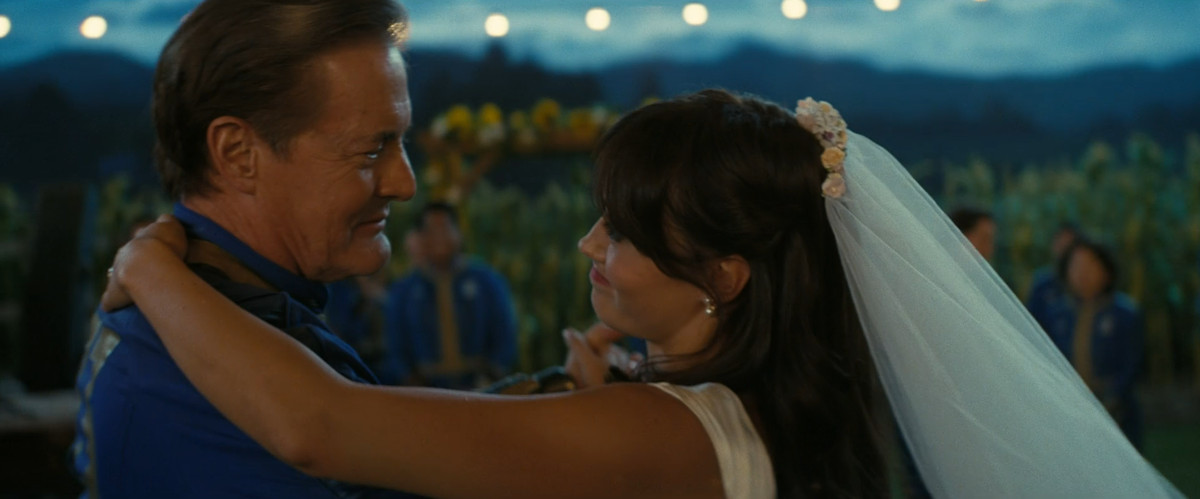 Hank (Kyle MacLachlan) et Lucy (Ella Purnell) dansent au mariage de cette dernière dans Fallout, se souriant