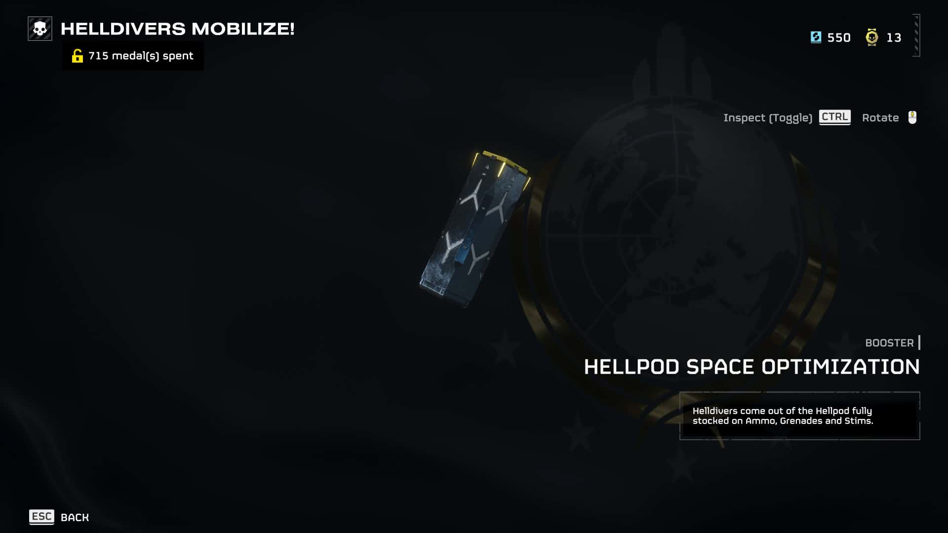 Capture d'écran du "Helldivers 2 se mobilise" jeu vidéo montrant un menu pour "optimisation de l'espace hellpod" avec une image d'une caisse de fournitures sur un fond cosmique.
