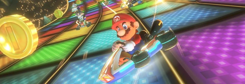 Mario court sur une piste lumineuse dans Mario Kart.