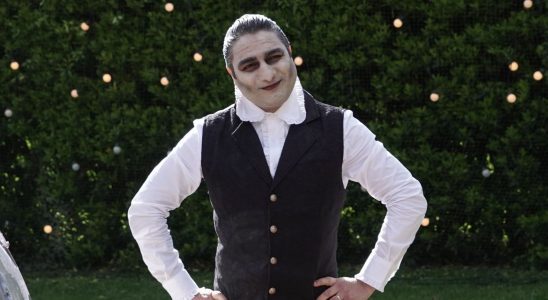 Nick Mohammed de Taskmaster explique enfin le choix du costume de Dracula