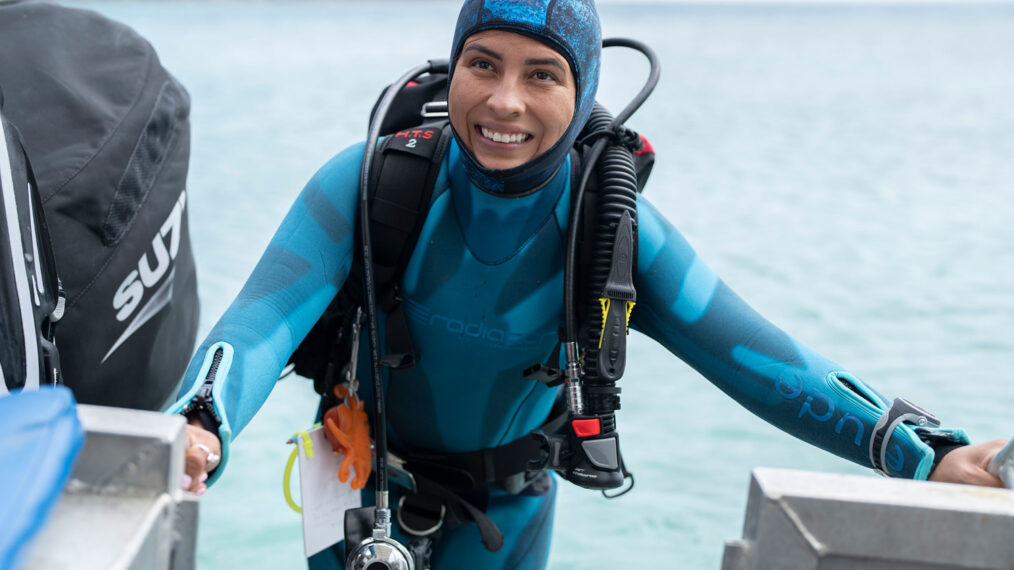 Alex Schnell se prépare pour une plongée sur la Grande Barrière de Corail