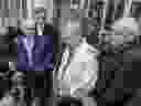 Robert Mailman, à gauche, et Walter Gillespie, s'adressent brièvement aux médias tandis que Ron Dalton, à droite, coprésident d'Innocence Canada, suit leur audience au palais de justice de Saint John, à Saint John, au Nouveau-Brunswick, le 4 janvier 2024. Selon Innocence Canada un 