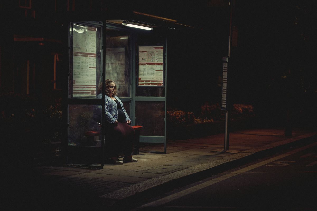 Jessica Gunning est assise seule à un arrêt de bus la nuit dans Baby Reindeer