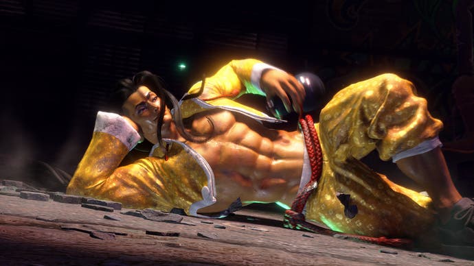 Jamie s'allonge nonchalamment sur le sol, chemise ouverte dans Street Fighter 6.