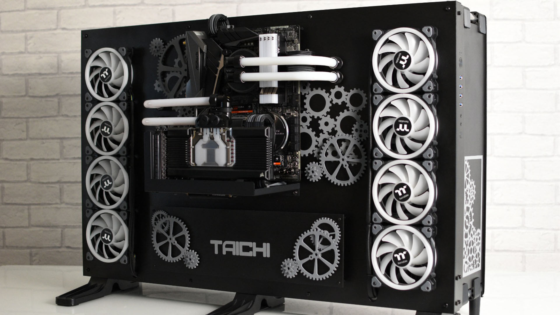 Un PC de jeu en plein air en noir et blanc construit avec des rouages