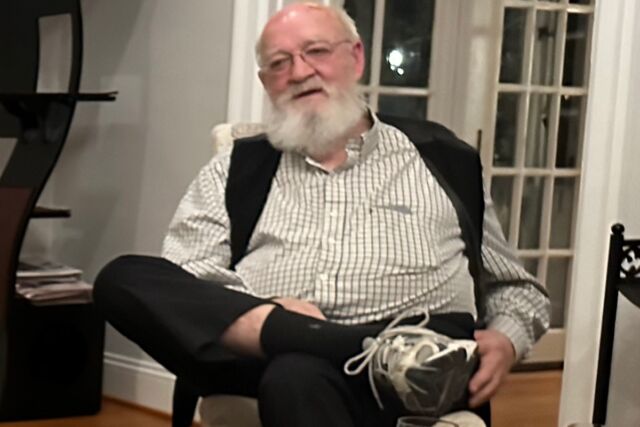 Dennett chez nous à Baltimore en février 2023, s’exprimant sur des questions philosophiques.
