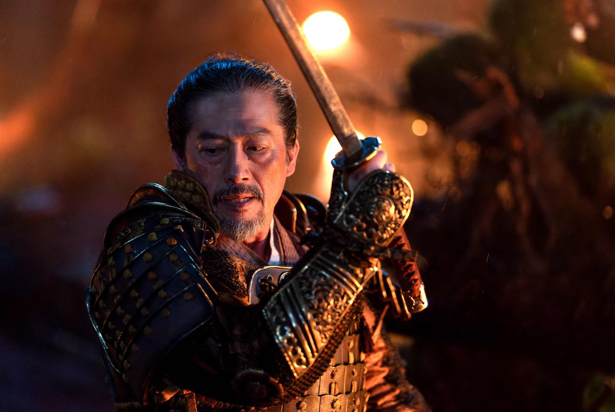 Hiroyuki Sanada brandit une épée tout en portant une armure dans Shogun