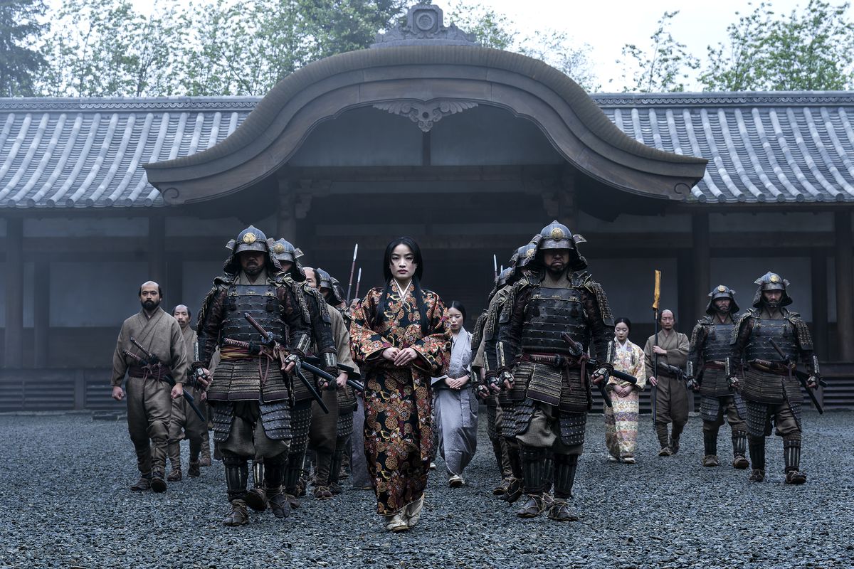 Anna Sawai est flanquée de samouraïs alors qu'elle se dirige vers la caméra dans Shogun