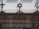 Les symboles des trois religions monothéistes, le christianisme, le judaïsme et l'islam, sur la devanture d'un centre arabo-juif de la ville portuaire de Haïfa, au nord d'Israël, en 2016. 