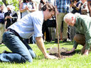   Le premier ministre Justin Trudeau et la Dre Jane Goodall plantent le 10 millionième arbre du Grand Sudbury, au parc Bell, dans le Grand Sudbury, en Ontario, le jeudi 7 juillet 2022.