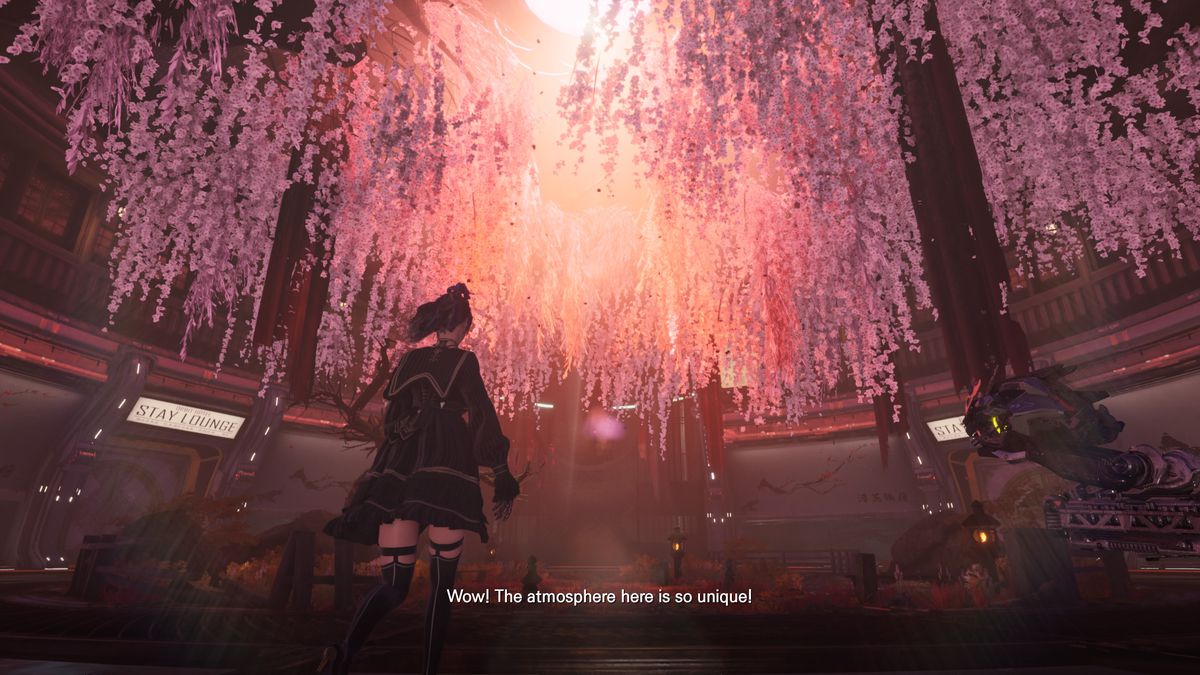EVE, la protagoniste de Stellar Blade, vêtue d'un uniforme d'écolière et de cuissardes noires, lève les yeux vers un plafond rempli de fleurs roses suspendues.  Elle dit : « Waouh !  L’atmosphère ici est tellement unique !