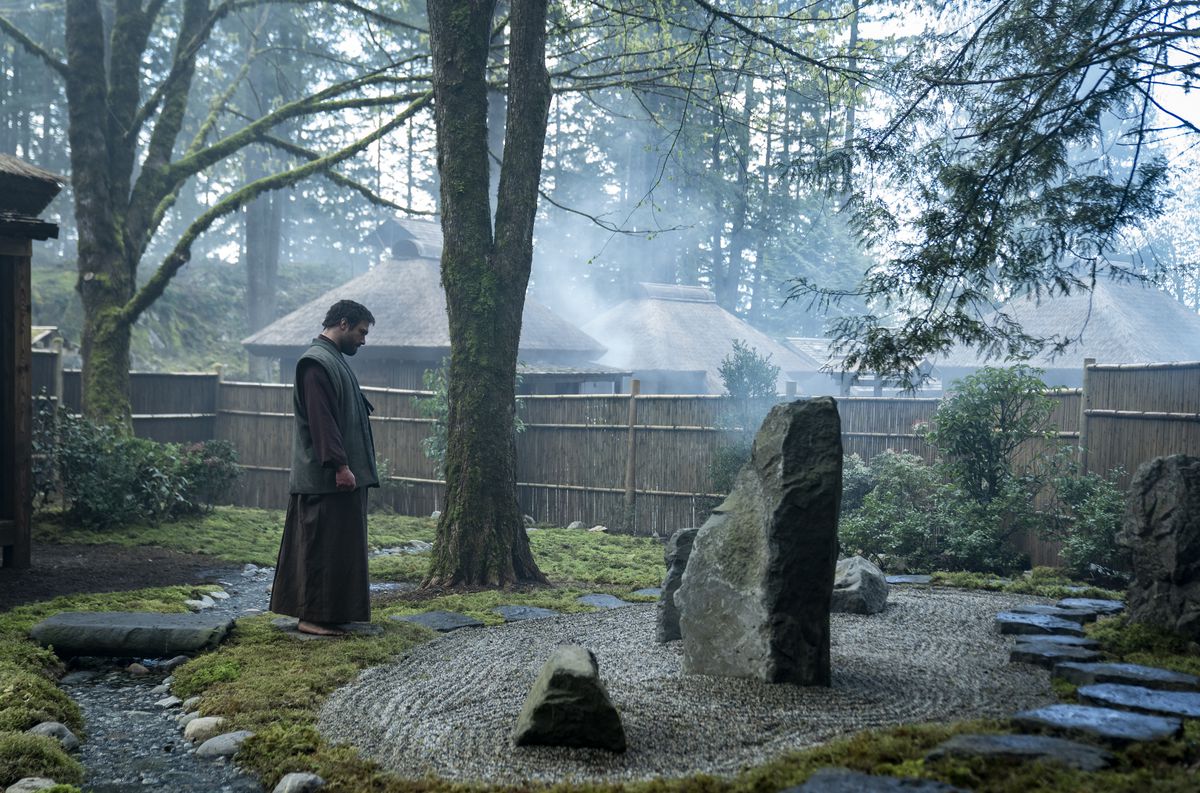 Blackthorne (Cosmo Jarvis) debout et regardant un jardin zen dans un alambic de Shogun