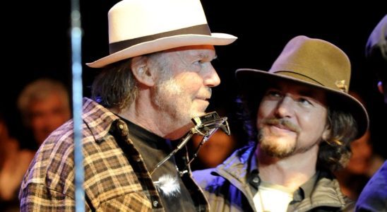 MOUNTAIN VIEW, CA - OCTOBER 22: Neil Young (L) and Eddie Vedder perform as part of the 25th Annual Bridge School Benefit Finale at Shoreline Amphitheatre on October 22, 2011 in Mountain View, California. (Photo by Tim Mosenfelder/Getty Images)