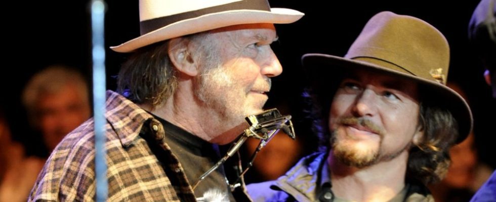 MOUNTAIN VIEW, CA - OCTOBER 22: Neil Young (L) and Eddie Vedder perform as part of the 25th Annual Bridge School Benefit Finale at Shoreline Amphitheatre on October 22, 2011 in Mountain View, California. (Photo by Tim Mosenfelder/Getty Images)