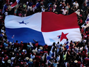 Les gens brandissent le drapeau du Panama alors qu'ils célèbrent un arrêt de la Cour suprême qui a déclaré le contrat avec la société minière canadienne First Quantum Minerals et sa filiale Minera Panama comme étant 