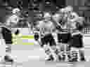 Brad Marchand #63 des Bruins de Boston célèbre son but avec Trent Frederic #11, Danton Heinen #43 et Charlie McAvoy #73 contre les Maple Leafs de Toronto lors du troisième match de la première ronde des séries éliminatoires de la Coupe Stanley 2024 au Scotiabank Arena en avril 24, 2024 à Toronto.  Claus Andersen/Getty Images