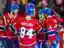 Ses coéquipiers Mike Matheson, à gauche, Logan Mailloux, Juraj Slafkovsky, à l'arrière, et Nick Suzuki, à droite, entourent Cole Caufield des Canadiens après son but contre les Red Wings lors de la finale de la saison régulière au Centre Bell la semaine dernière.