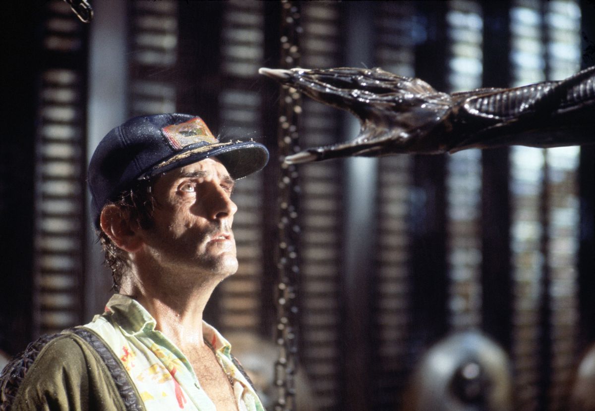 L'acteur Harry Dean Stanton sur le tournage du film Alien de 1979, levant les yeux avec effroi alors que la main du Xénomorphe atteint sa tête