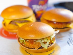 Le Sweet Chili Junior Chicken, (dans le sens des aiguilles d'une montre à partir du centre), le Surf 'N Turf Burger et le Chicken Cheeseburger du nouveau menu remix de McDonalds Canada sont photographiés à Toronto, le jeudi 28 mars 2024.
