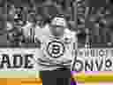 Brad Marchand #63 des Bruins de Boston célèbre un but de Jake DeBrusk (non représenté) contre les Maple Leafs de Toronto lors du troisième match du premier tour des séries éliminatoires de la Coupe Stanley 2024 au Scotiabank Arena le 24 avril 2024 à Toronto. a battu les Maple Leafs 4-2.