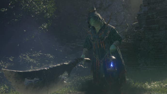 Capture d'écran de Final Fantasy 16 de l'ennemi Tonberry King masqué vert avec un couteau géant et une lanterne lumineuse