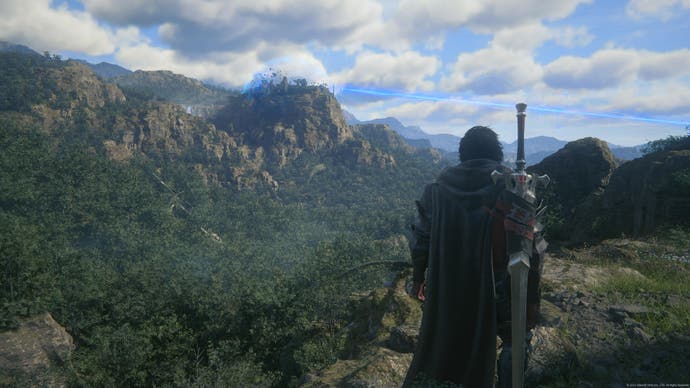 Capture d'écran de Final Fantasy 16 montrant Clive regardant les montagnes et les forêts luxuriantes