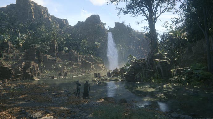 Capture d'écran de Final Fantasy 16 montrant une cascade et une rivière au milieu d'une forêt tachetée de soleil