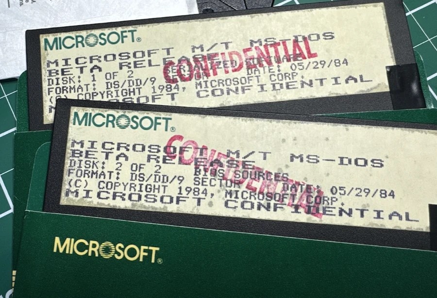 Copies confidentielles de la version obscure et abandonnée de MS-DOS 4.00, compatible multitâche.  Microsoft n'a pas pu localiser le code source de cette version, parfois appelé 
