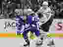 William Nylander #88 des Maple Leafs de Toronto patine contre Jake DeBrusk #74 des Bruins de Boston lors du quatrième match du premier tour des séries éliminatoires de la Coupe Stanley 2024 à la Scotiabank Arena le 27 avril 2024 à Toronto, Ontario, Canada.