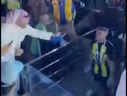 Un fan de football frappe Abderrazak Hamdallah avec un fouet dans cette capture d'écran d'une vidéo publiée sur X.