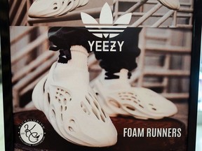 Une pancarte annonce les chaussures Yeezy fabriquées par Adidas chez Kickclusive, un magasin de revente de baskets, à Paramus, dans le New Jersey, le 25 octobre 2022.
