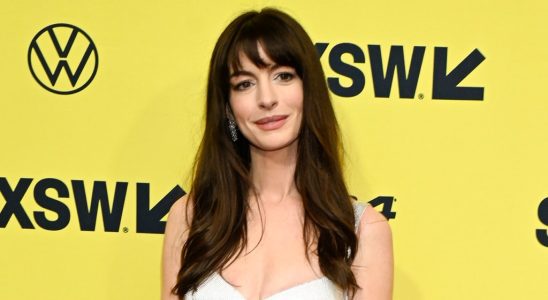 Anne Hathaway explique comment elle a surmonté son statut de « jeune femme chroniquement stressée » à Hollywood