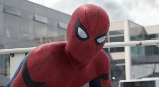 Apparemment, le costume Spider-Man de Tom Holland a un casque et sans lui, il dit que vous pouvez voir « à quel point la forme de sa tête est étrange »