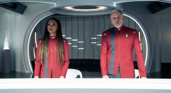 Sonequa Martin-Green and Callum Keith Rennie in Star Trek: Discovery