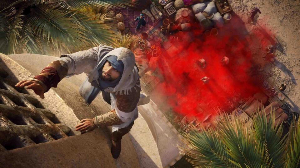 Écran promotionnel d'Assassin's Creed Mirage.  Le héros escalade une tour à Bagdad au IXe siècle.  Il a un sourire diabolique sur son visage alors que nous voyons un nuage de rouge (de la fumée ? du sang ?) parmi les gens en dessous.