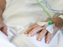 Femme âgée méconnaissable hospitalisée pour maladie.  Concept de santé et traitements oncologiques du cancer.