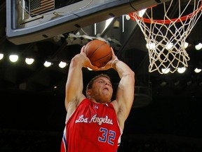 Blake Griffin des Los Angeles Clippers s'élève pour le dunk contre David Lee des Golden State Warriors en 2010.