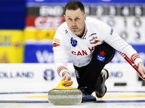 Le capitaine canadien Brad Gushue livre une pierre contre la République tchèque aux Championnats du monde de curling masculin à Schaffhouse, en Suisse, le samedi 30 mars 2024. Gushue s'est amélioré à 4-1 après une victoire de 7-4 contre Anton Hood, de la Nouvelle-Zélande, au Mondial masculin. championnat de curling mardi.