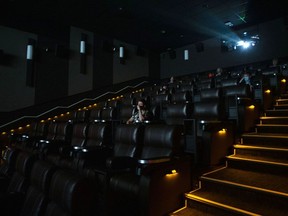 Un cinéphile qui s'attendait à voir une épopée d'action du sud de l'Inde dans un cinéma de Colombie-Britannique a été déçu après qu'une série de fusillades à des milliers de kilomètres de là ait perturbé ses plans.  Des cinéphiles sont assis dans une salle de cinéma d'un Cineplex de Toronto, le mardi 6 octobre 2020.