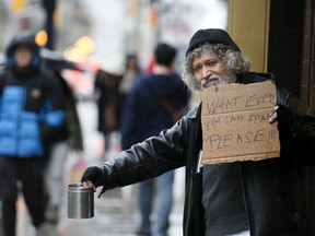 Un homme mendiant à Toronto.