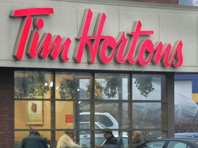 Un groupe de 16 franchisés Tim Hortons au Québec poursuivent le propriétaire de la marque pour les pertes subies pour la domination de l'entreprise sur tous les leviers essentiels au fonctionnement d'un restaurant, depuis les ententes avec les fournisseurs jusqu'aux équipements.