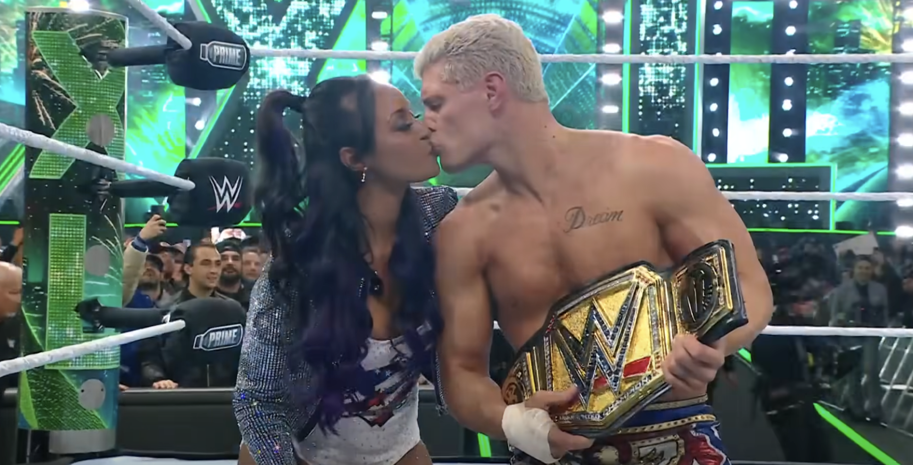 Brandi Rhodes embrasse Cody sur le ring