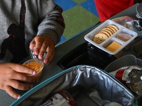Un élève mange des Lunchables en septembre à l'école primaire de Pembroke en Caroline du Nord.