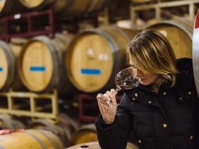 Brianne Day, de Day Wines dans l'Oregon, utilise des raisins anciens et une touche légère pour créer des vins dont les saveurs sont absolument nouvelles.  CRÉDIT DOIT : Josh Chang/Day Wines