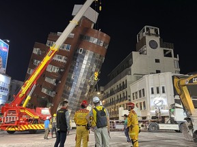 Des secouristes se tiennent près du site d'un bâtiment penché à la suite d'un tremblement de terre à Hualien, dans l'est de Taiwan, le mercredi 3 avril 2024.