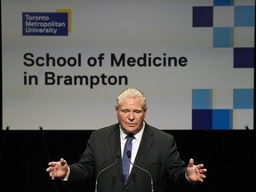 Le premier ministre de l'Ontario, Doug Ford, s'exprime lors d'une conférence de presse concernant la nouvelle école de médecine de l'Université métropolitaine de Toronto à Brampton, en Ontario, le vendredi 27 janvier 2023.