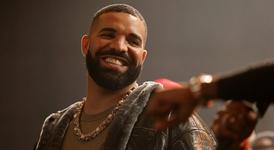 LONG BEACH, CALIFORNIA - OCTOBER 30: Drake speaks onstage during Drake's Till Death Do Us Part rap battle on October 30, 2021 in Long Beach, California. (Photo by Amy Sussman/Getty Images)