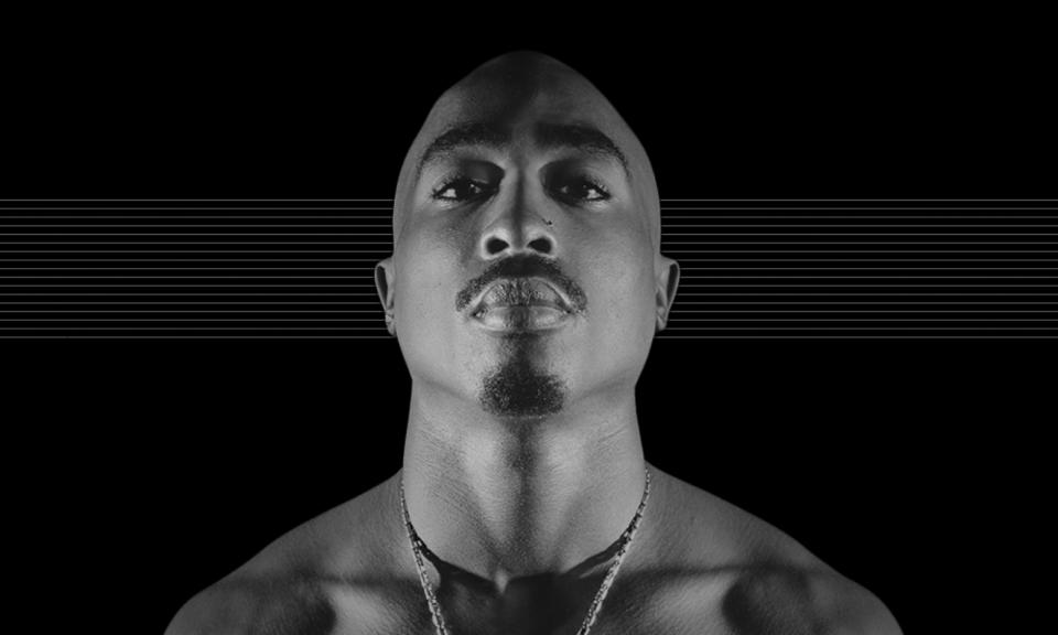Photo de feu Tupac Shakur, regardant la caméra sur un fond noir avec de subtiles lignes grises horizontales.