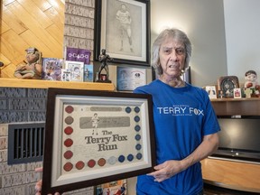 Eddy Nolan, qui participe chaque année au marathon Terry Fox depuis 46 ans, est vu avec certains de ses souvenirs, à Montréal, le mardi 9 avril 2024.