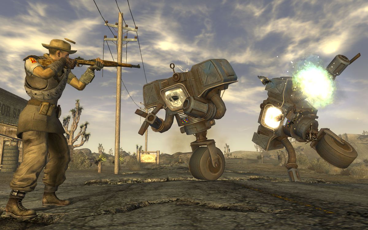 Un joueur de Fallout : New Vegas affronte deux automotons de sécurité, des robots volumineux aux mains agrippantes qui tiennent en équilibre sur une roue, avec un fusil.